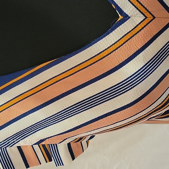 Monteau Los Angels sleeveless V-Neck Top Blouse with pleated detail - Picture 2 of 2